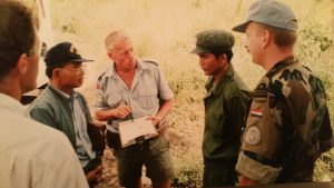 Hans Heyda (r) onderhandelt met de Rode Khmer in Cambodja