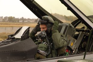Victor van Wulfen als F16-vlieger