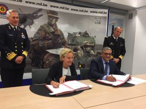 Minister Bijleveld en haar Belgische collega tekenen de intentieverklaring.